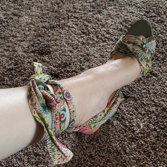 Delicious floral tie up heels - Picture 7 of 7